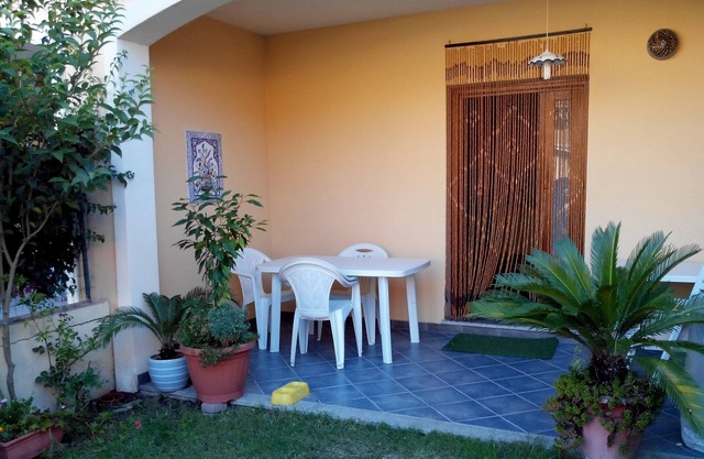 Ground floor house with two small gardens and covered veranda