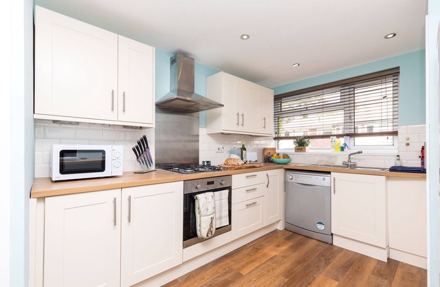 Ground floor maisonette with patio, close to town!