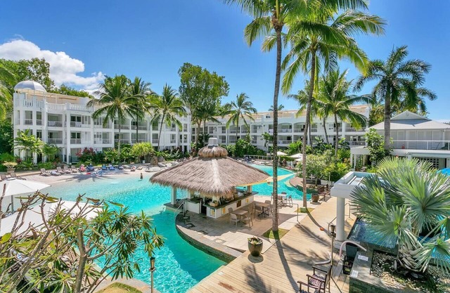 Ground Floor Poolside LUX Apt - Peppers Beach Club, w/Kitchen, Terrace & BBQ
