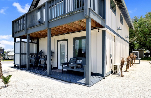 ☀️Ground Floor with Beach Views-Short Walk to Beach-Sugar Sand Cottage B☀️