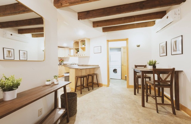 Ground-Level Carriage House ★ Short Walk to Forsyth Park ★ Prime Location