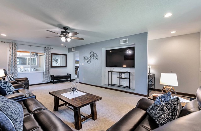 Ground level, Pool/Spa/Covered parking, Minutes to GCC & Historic Downtown Glendales dining/shopping