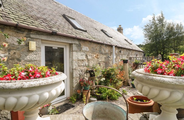GROUSE COTTAGE, romantic, character holiday cottage in Laggan