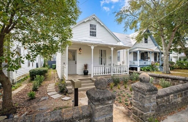 Groveside Cottage in Heart of Town! Park & Walk