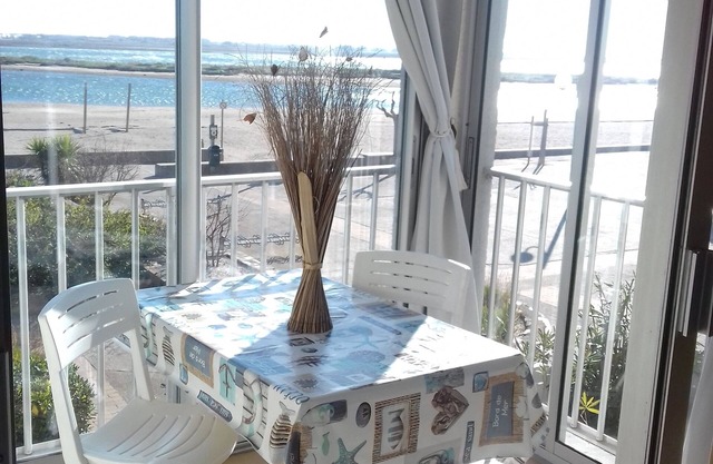 Gruissan 2 room apartment Sea view 15m from Grazel beach
