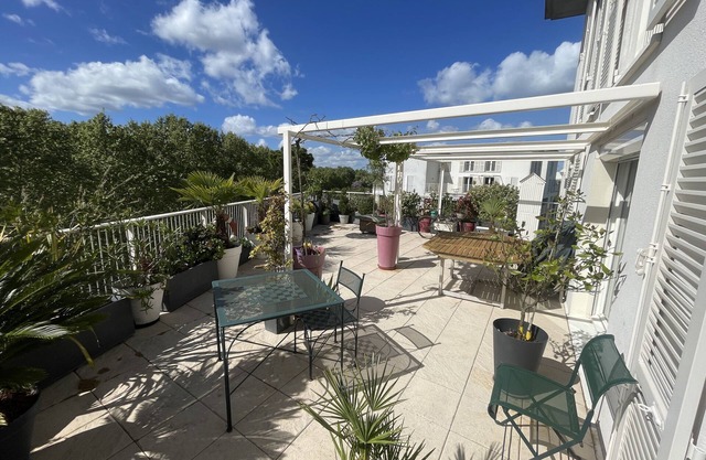 Guest House 'Chambre d'hôte Bords de Garonne' with Shared Terrace and Wi-Fi