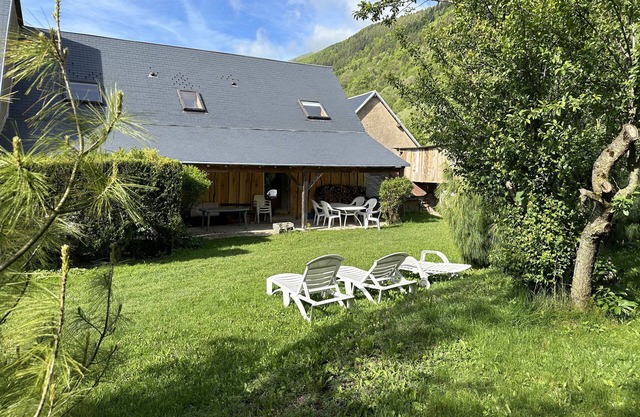 Guest House 'Chambre 3' with Shared Terrace, Private Garden and Wi-Fi