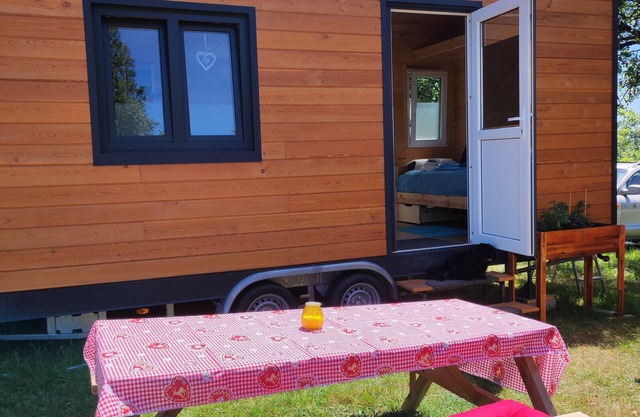 Guest House "Mobile Tinyhouse By Wolfsberger" with Mountain View, Shared Garden & Wi-Fi