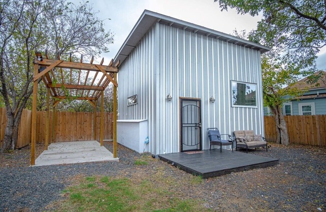 Guest House with Loft Near Downtown