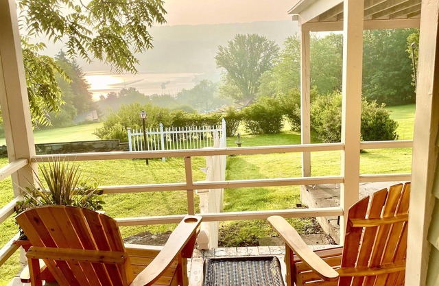 GUEST QUARTER BUNGALOW Lake View State Park Wineries in Village