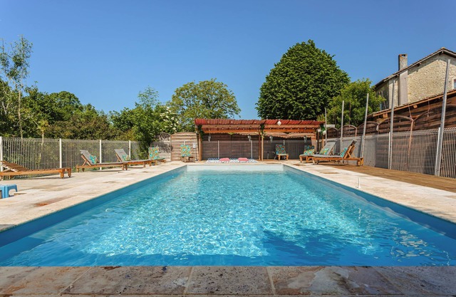 Guest Room "Rubis" with Private Garden, Wi-Fi and Air Conditioning