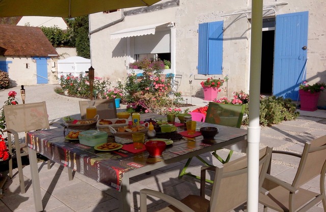 GUEST ROOMS IN BEAUTIFUL RESTORED HOUSE with 3 BEDROOMS - 5 beds - 12 pers