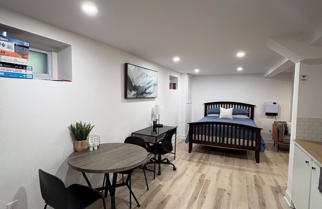 Guest suite near airport with parking