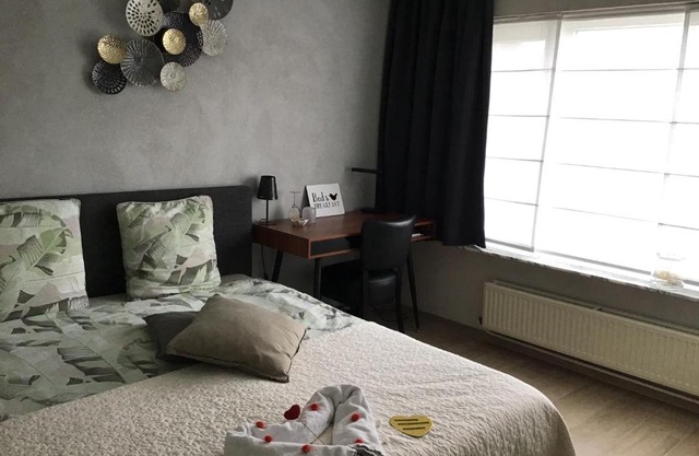 Guesthouse De Steenberg tweepersoonskamer met grote badkamer, kitchenette en tuinzicht op de eerste verdieping
