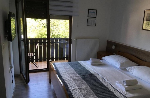 Guesthouse Family Bosnic - Duplex Family Room with Balcony - Gallery - 1