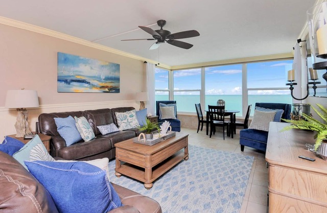 Gulf Front Executive level Condominum 2 Master Suites/2 full bathrooms