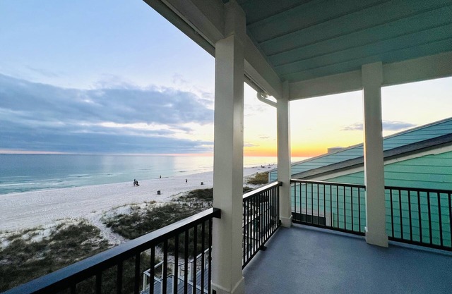 Gulf Front Getaway-Sleeps 12-On the Beach-Experienced, Heartfelt Host