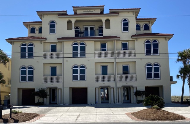 Gulf Front Luxury - Private Elevator/5 Master bdrms - each w/private bath