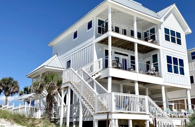 Gulf front, North Cape, huge outdoor lounge, fenced pet area!