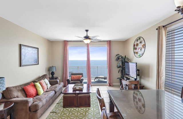 GULF FRONT PENTHOUSE! AMAZING VIEWS FROM MASTER BEDROOM & LIVING ROOM!