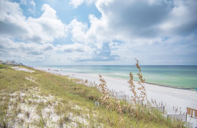 Gulf View, 1 Min from Beach, Community Pool, Gated Neighborhood-Santa Rosa Beach