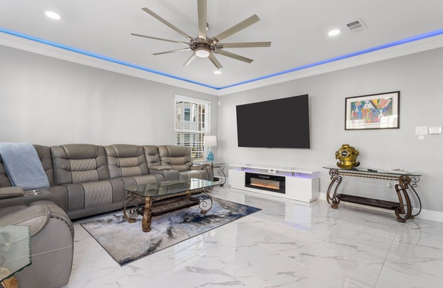 Gulfport-Biloxi Retreat ★ 3BR ★ 2 Pools ★ Hot Tub ★ PS5 ★ Xbox ★ Arcade ★ Clean