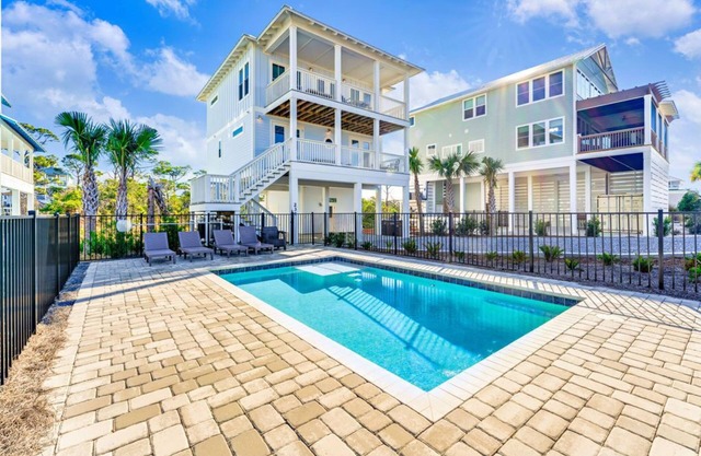 Gulfview new construction w/private, heated pool and beach gear!