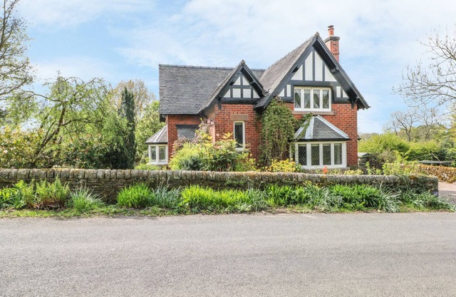 GUN END COTTAGE, pet friendly, with open fire in Swythamley