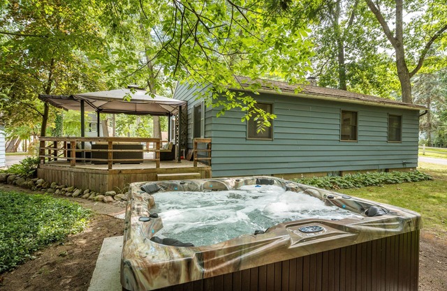 Gun Lake 4 BD/2BA Home w/Hot Tub Near Casino/Winery