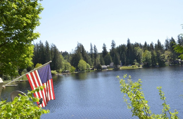 Guppies Lake Cottage - Private Access Lake Dock, close to Mt. Rainier