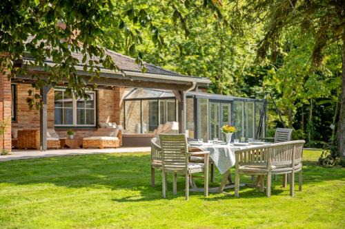 GUT KLETKAMP "Finkenhaus" - Idyllisch freistehendes Landhaus mit 3 Schlafzimmern und fantastischem Ausblick I 8 Personen I Offener Kamin I Garten I Wintergarten I Große Terrasse I Ruhig am Waldrand I Parkplätze I WLAN