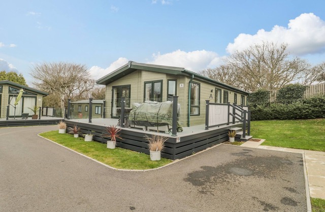 GWYDN LODGE, family friendly, with pool in Downton, Hampshire