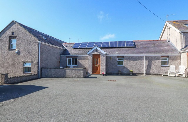 GWYNLYS, family friendly, with a garden in Cemaes Bay