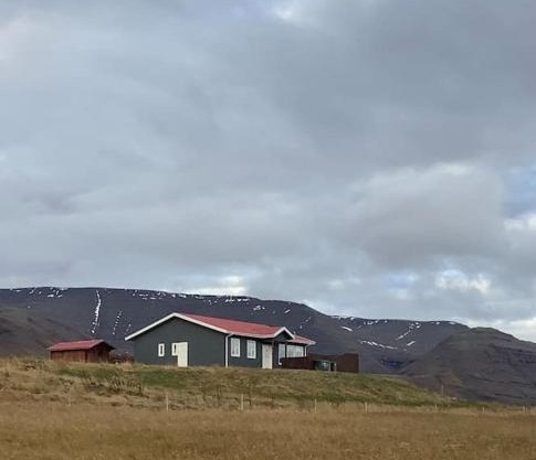 Hóll Guesthouse