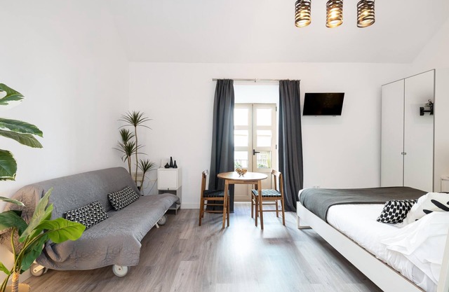 H2M Hiniestrosa Studio french Balcony AACC WIFI