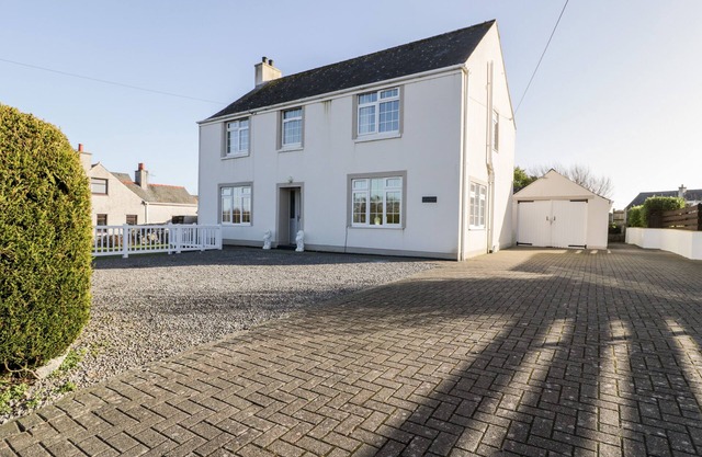 HALCYON, pet friendly, country holiday cottage in Benllech