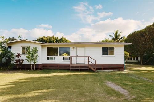 Hale Moana Retreat AC Walk to Ocean and Spacious Family Stay