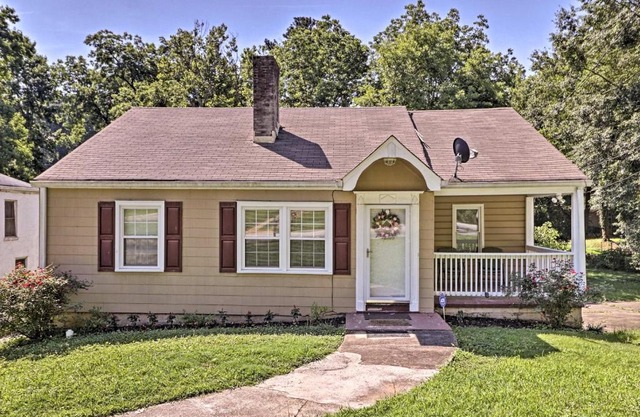 Half-Mi to Pool and Golf Atlanta Home with Veranda!