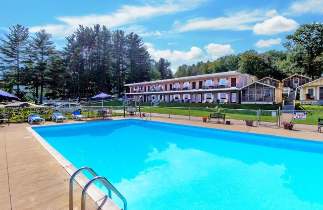 Half Moon Motel & Cottages
