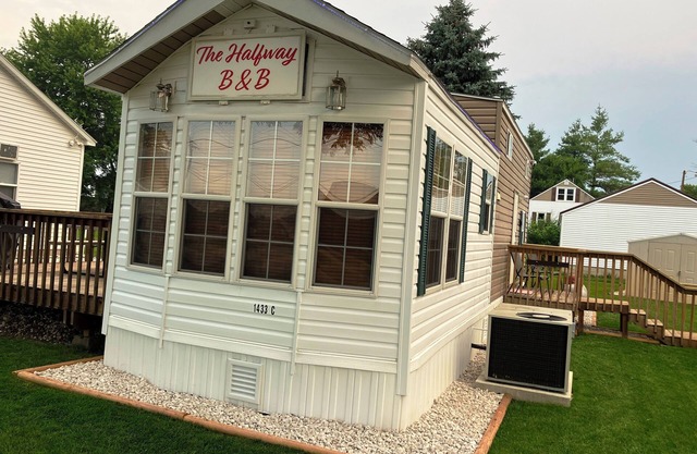 Halfway Tiny House - 3 BR Small Town Iowa Rural Setting!