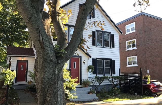 Halifax Downtown 1 QUEEN BEDROOM in Century Flat - 30 + Nights June/Aug 31