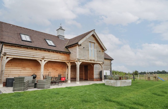 HALLGARTH FARM HOLIDAY LODGE, pet friendly, with hot tub in Peopleton