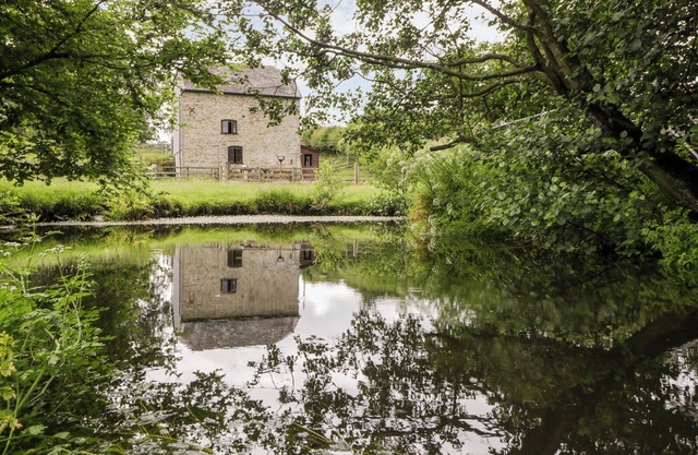 HALLS MILL, pet friendly, with open fire in Huntington, Herefordshire
