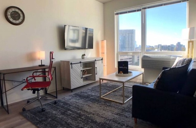 Hamilton 618 · ***SUNSET View- Luxury KING Suite in LOGAN SQUARE!