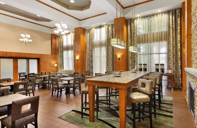 Hampton Inn & Suites Manchester-Bedford