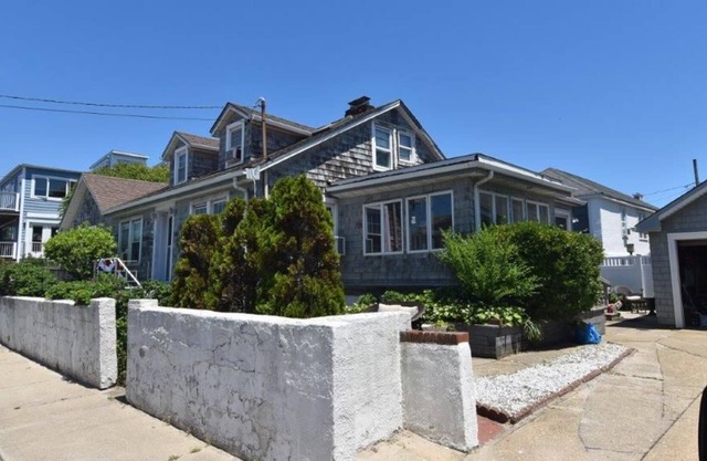 Hamptons like EAB Long Beach area 4 Bedroom House - Steps to the ocean!