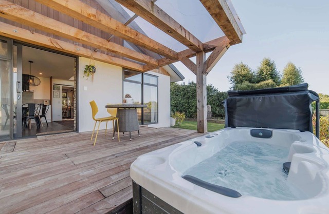 Hamptons Retreat - 1BR with Hot Tub and Fireplace