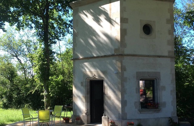 Handcrafted hexagonale tower for 2 with shared pool in Semur en Auxois
