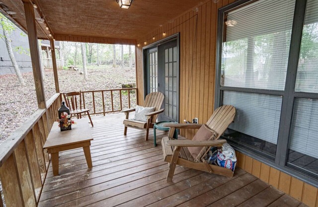 "Hansel": Spacious Cabin w/Views, Greenery, Deck!