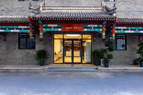 Happy Dragon Hotel - Nearby Tiananmen square & Forbidden City & Line 5,6,8 Subway Nearby & Free coffee & Free laundry & Fluent English speaking& Tourist attractions ticket service & Free WiFi unlimited for Western software, Shuttle bus to the Great Wall